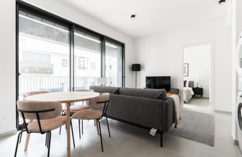 Tel Aviv Apartment | Blueground at Tzameret, High End, Balcony