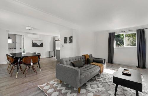 Mid-Beacon Hill Apartment | Blueground Beacon Hill nr groceries parks SEA-702