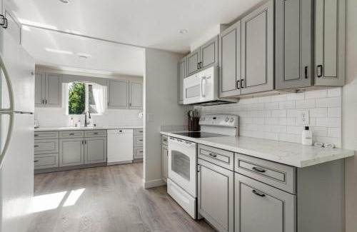 Mid-Beacon Hill Apartment | Blueground Beacon Hill nr groceries parks SEA-702