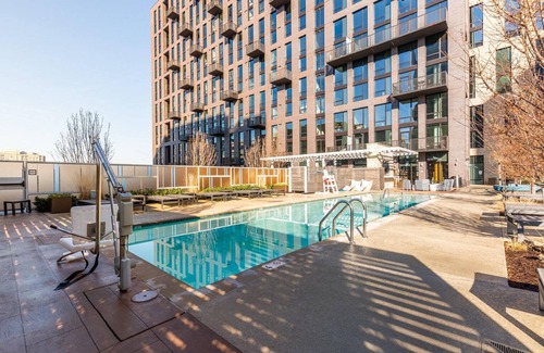 Reston Apartment | Blueground | Hunter Mill District, pool, nr Lake Anne