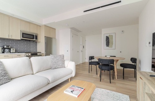 Hunters Point Apartment | Blueground | LIC, gym & w/d, nr MoMA PS1