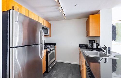 Hunters Point Apartment | Blueground | LIC, pool & gym, nr parks