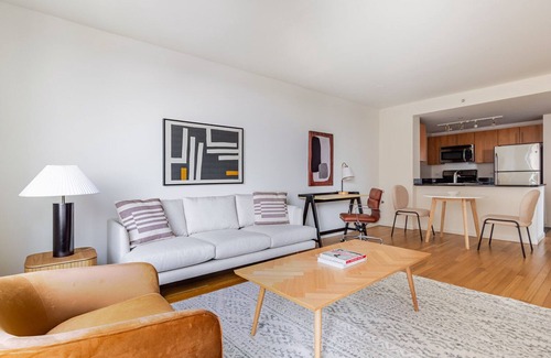 Hunters Point Apartment | Blueground | LIC, pool & gym, nr parks