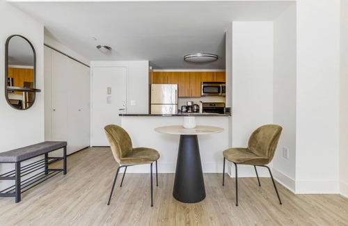 Hunters Point Apartment | Blueground | LIC, pool & w/d, nr Gantry Park