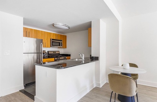 Hunters Point Apartment | Blueground | LIC, pool & w/d, nr Gantry Park