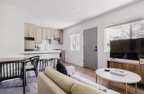 Mar Vista Apartment | Blueground | Mar Vista, nr Venice Beach & w/d
