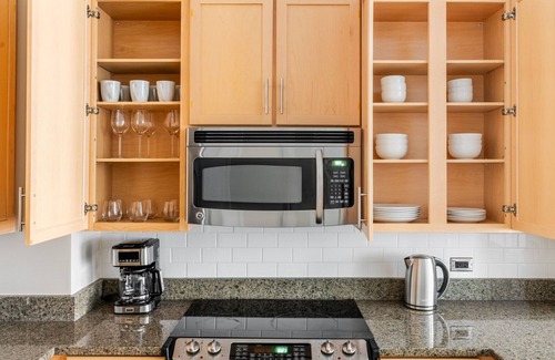 Mount Vernon Square Apartment | Blueground | Mt Vernon Sq, pool & gym, nr museums