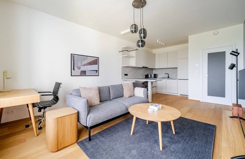 Prague 9 Apartment | Blueground | Prague 9, balcony, free parking (PRG-46)