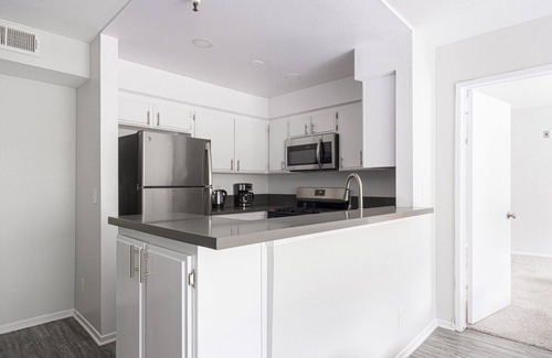 Sherman Oaks Apartment | Blueground | Sherman Oaks, view, nr Lake Balboa