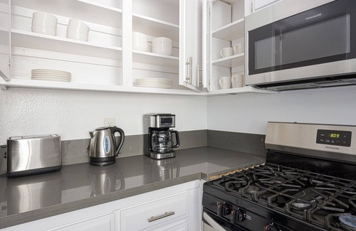 Sherman Oaks Apartment | Blueground | Sherman Oaks, view, nr Lake Balboa