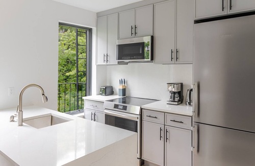 Williamsburg Apartment | Blueground | South Williamsburg, washer, nr Domino Park