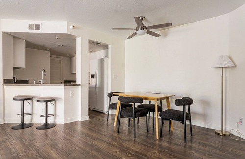 Studio City Apartment | Blueground | Studio City, jacuzzi, nr Lake
