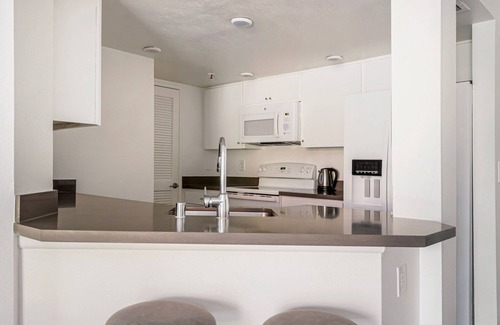 Studio City Apartment | Blueground | Studio City, jacuzzi, nr Lake