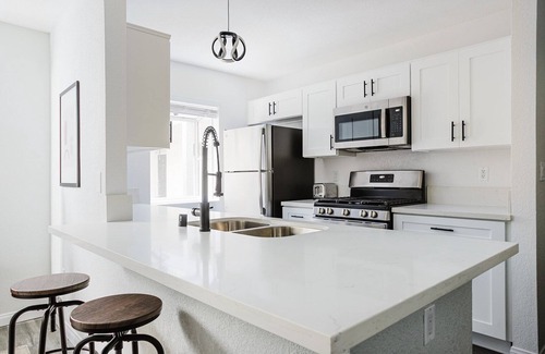 West Los Angeles Apartment | Blueground | Westwood 2bd apartment, fully furnished