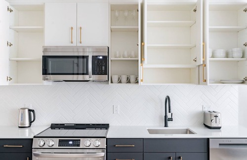 Woodmont Triangle Apartment | Blueground | Woodmont, pool & w/d, nr Bethesda Row