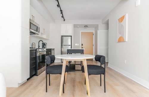 Woodmont Triangle Apartment | Blueground | Woodmont, pool & w/d, nr Bethesda Row