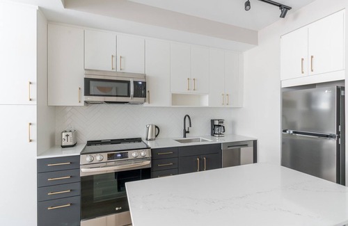 Woodmont Triangle Apartment | Blueground | Woodmont, pool & w/d, nr Bethesda Row