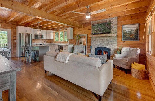 East Ellijay Cabin | Bluejay - Mountain Views | Pet Friendly | Hot Tub | Theater Room | Pool Table | Foosball | Firepit
