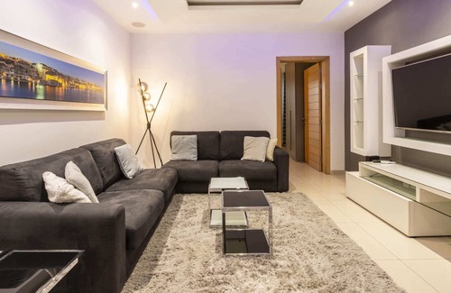 Tower Road Apartment | Bluemist Flat-hosted by Sweetstay