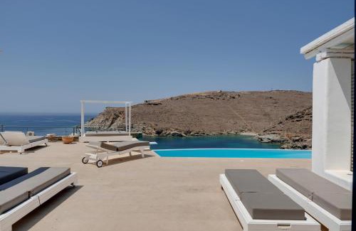 Syros House | Blueros - Black Stone Suite