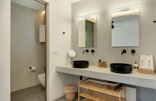 Syros House | Blueros - Black Stone Suite