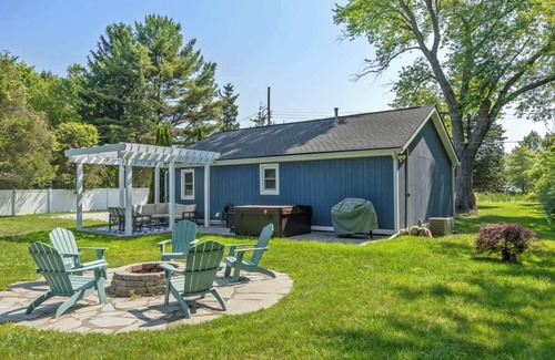 Saugatuck House | Bluestar Cottage - 2BR with Hot Tub
