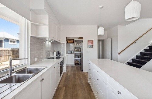 Augusta House | Bluewater Retreat - Bluewater Retreat - Breeze to the beach with ease