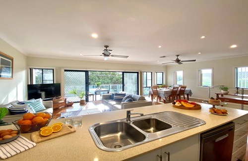 Boat Harbour House | Bluey's Lodge - ideally located family entertainer, close to One Mile Beach