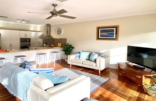 Boat Harbour House | Bluey's Lodge - ideally located family entertainer, close to One Mile Beach