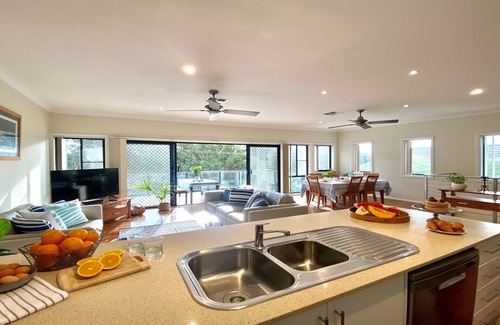Boat Harbour House | Bluey's Lodge - ideally located family entertainer, close to One Mile Beach