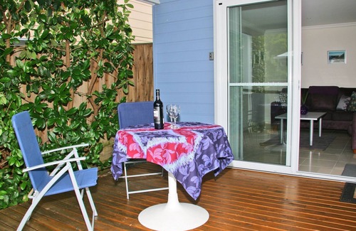 Blueys Beach Apartment | BLUEYS APARTMENT 2 bedrooms *Sleeps 4 * walk to cafes and beach