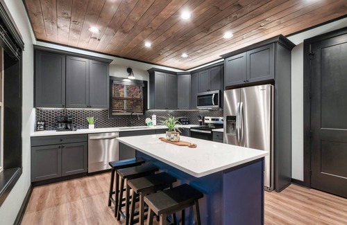 Gatlinburg - Pigeon Forge Cabin | Bluff Mountain Retreat: New and Modern w/Indoor Pool and 3 En Suite Bedrooms