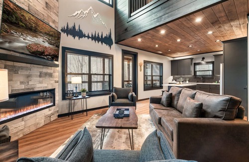 Gatlinburg - Pigeon Forge Cabin | Bluff Mountain Retreat: New and Modern w/Indoor Pool and 3 En Suite Bedrooms