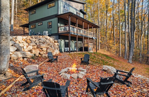 Gatlinburg - Pigeon Forge Cabin | Bluff Mountain Retreat: New and Modern w/Indoor Pool and 3 En Suite Bedrooms
