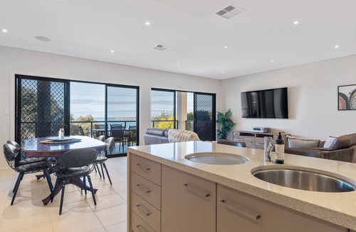 McCracken House | Bluffview B&B - Luxury Oceanviews - Wi-Fi