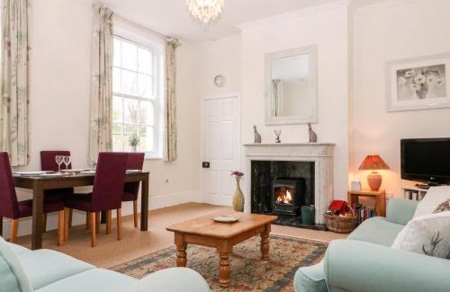 Broadway House | Blundell's Cottage