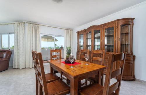 Patio Apartment | BnB Homes Large fully equipped Apartment with 2 bedrooms, swimming pool & patio