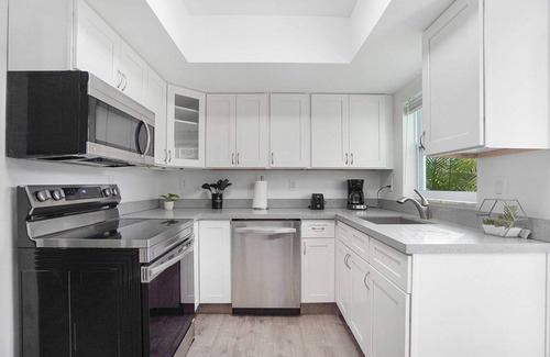 Downtown Fort Lauderdale Apartment | BnB Hyperion Brand New 2b2b Retreat w Patio
