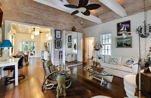 Key West Historic District House | Boat House by AvantStay Character Cottage Central Location w Shared Pool Month Long Stays