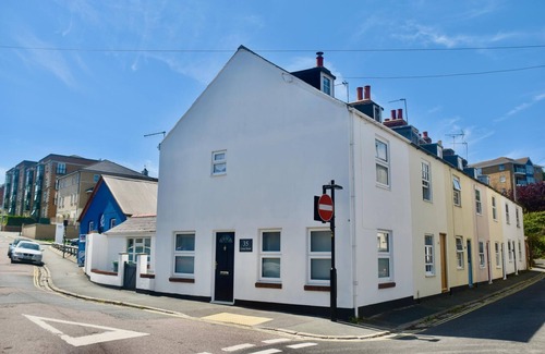 Cowes Apartment | Boat House Located in the Sailing Mecca of Cowes