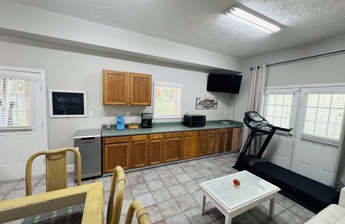 Cedar Point House | Boat & pet friendly. Minutes to Emerald Isle & a half mile to the boat ramp.