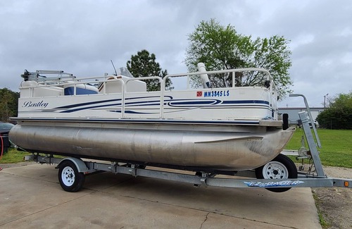 Summerton Boat Rental | BOAT Rental Only - Bentley Pontoon with new Garmin electronics