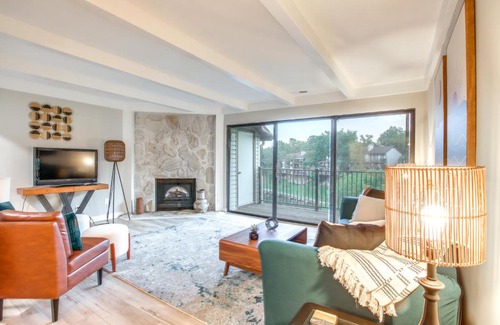 Village of Four Seasons Apartment | Boat Slip and Pool Access Lake of the Ozarks Condo