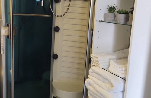 Slotervaart Bed & Breakfast | Boathouse Amsterdam with bikes