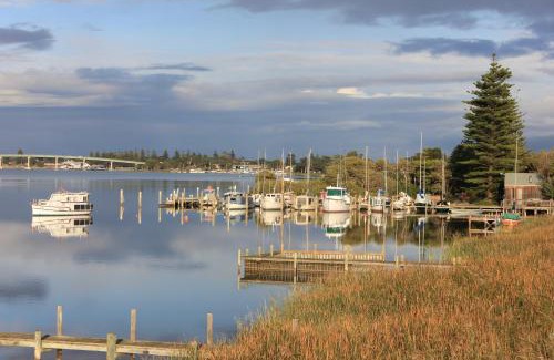 Goolwa North Bed & Breakfast | Boathouse - Birks River Retreat