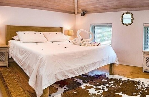 North Palmetto Point Cottage | Boathouse La Bougainvillea 1 Bedroom Cottage
