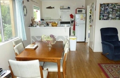 Hatepe House | Boating, swimming, fishing, walking, cycling. Child and pet friendly.