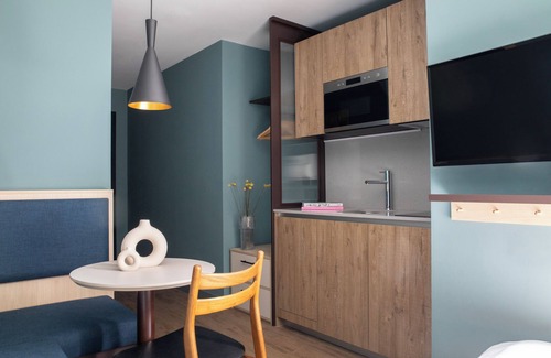 Tower Hill Apartment | Bob W Tower Hill Studios