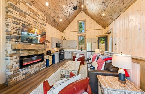 Sevierville Cabin | Bobber Bungalow: Lake View, Hot Tub, Arcade Games!