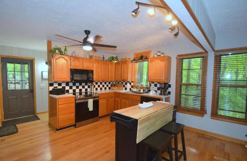 Berkeley Springs House | Bobcat 22 - hot tub, wifi, pool access, pet friendly, game room, hiking, king